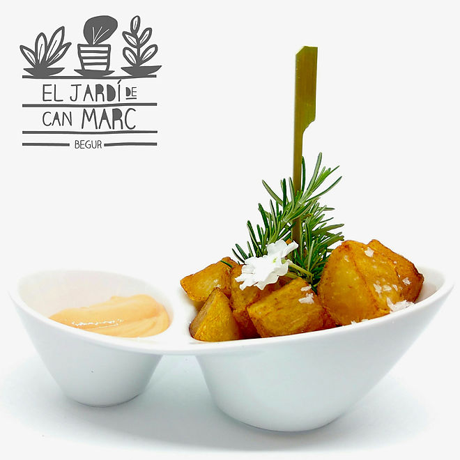 Nuestras bravas y su salsa picante